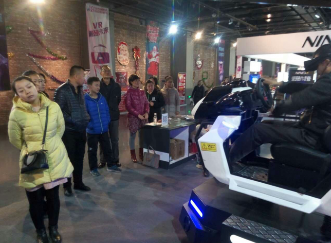 laatste bedrijfsnieuws over In Datong toon, de Simulator van VR van de Filmmacht, Vele Mensen niet Opgehouden kunnen om te spelen!  1